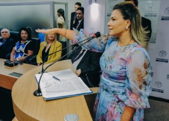Dra Jane toma posse na AL e garante: “nossa gabinete terá portas abertas ao povo”