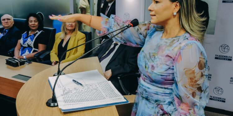 Dra Jane toma posse na AL e garante: “nossa gabinete terá portas abertas ao povo”
