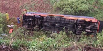Sobe para 40 o número de feridos em acidente com ônibus de excursão que tombou