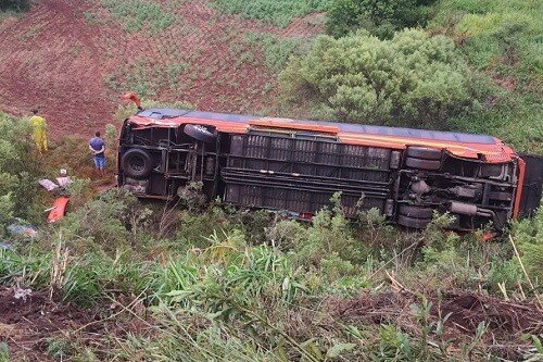 Sobe para 40 o número de feridos em acidente com ônibus de excursão que tombou