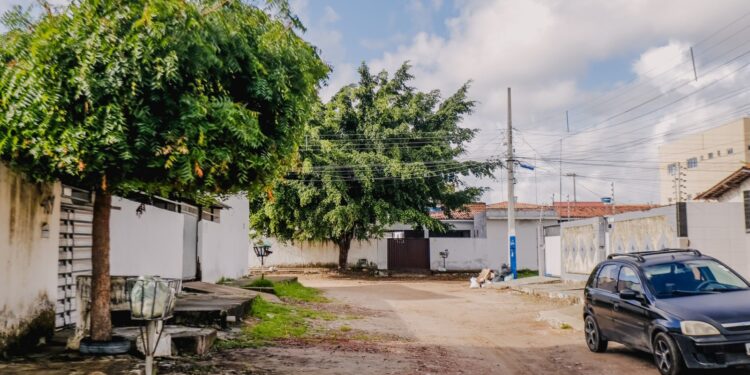 Cícero Lucena autoriza pavimentação de dez ruas em Mangabeira