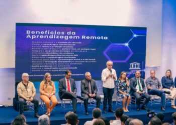 Cícero Lucena lança programa que vai garantir formação em programação a estudantes da Rede Municipal