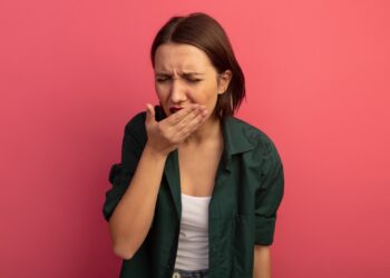 Presente em cerca de 30% da população brasileira, mau hálito ainda é visto como tabu; saiba como prevenir e tratar