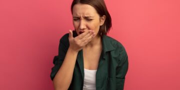 Presente em cerca de 30% da população brasileira, mau hálito ainda é visto como tabu; saiba como prevenir e tratar