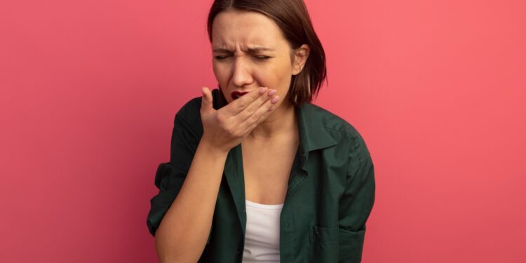 Presente em cerca de 30% da população brasileira, mau hálito ainda é visto como tabu; saiba como prevenir e tratar