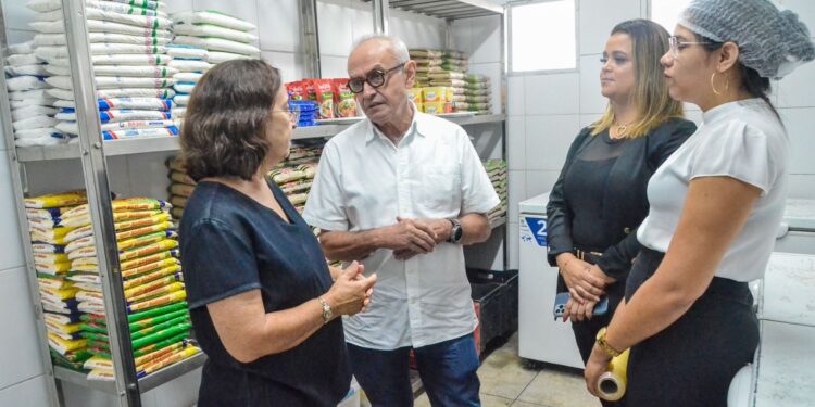 Cícero Lucena acompanha atendimento na Cozinha Comunitária do Bela Vista e anuncia entrega de refeição extra em toda a rede