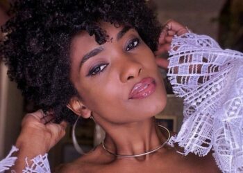 Atriz Érika Januza interpreta Maria no espetáculo da Paixão de Cristo em João Pessoa