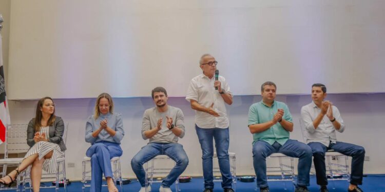 Prefeito assina portarias de nomeação de 120 aprovados em concurso público