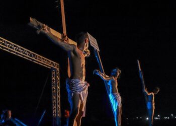 Espetáculos da Paixão de Cristo de Cabedelo atraem multidão em noite de estreia