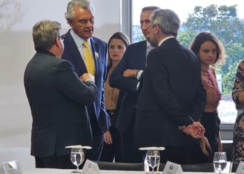João Azevêdo participa de solenidade com Lula de assinatura de decretos que ampliam investimentos em saneamento