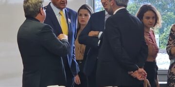 João Azevêdo participa de solenidade com Lula de assinatura de decretos que ampliam investimentos em saneamento