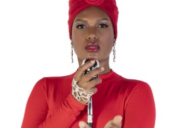 Uma saudação à Whitney Houston, com Mylena Jardim, volta aos palcos do Teatro Paulo Pontes neste domingo(23)