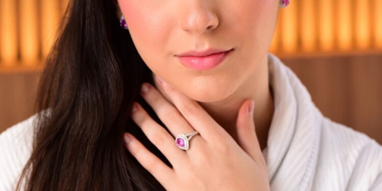 Aos 16 anos, empreendedora abre loja online com peças de luxo de segunda mão de marcas internacionais