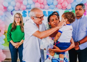 Prefeito abre programação da Semana do Bebê e entrega kits de higiene