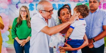 Prefeito abre programação da Semana do Bebê e entrega kits de higiene