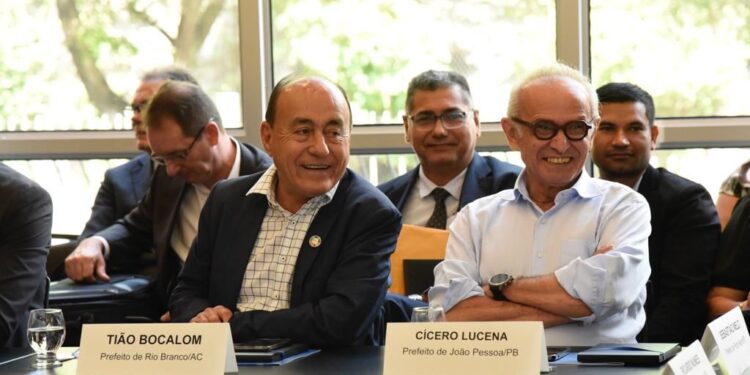 Cícero Lucena debate financiamento do transporte público em encontro da FNP