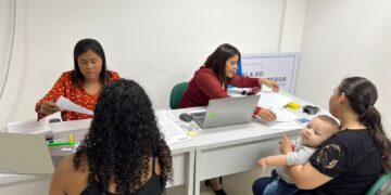 Comerciantes assinam contratos de crédito liberados pela Prefeitura para alavancar negócios