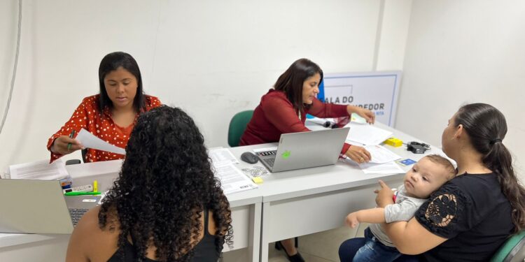 Comerciantes assinam contratos de crédito liberados pela Prefeitura para alavancar negócios