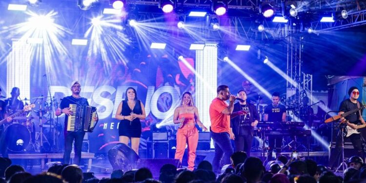 Desejo de Menina e Fabiana Souto lotam praça Getúlio Vargas na véspera de São Pedro