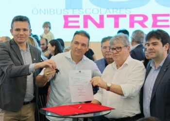 Estudantes da rede municipal de Conde são beneficiados com novo ônibus escolar