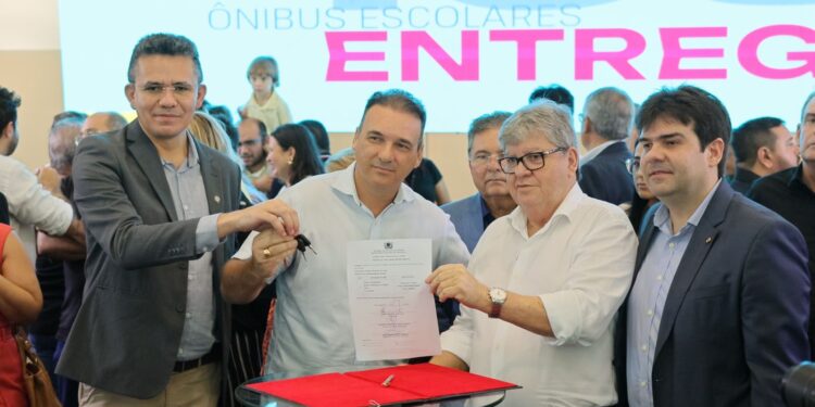 Estudantes da rede municipal de Conde são beneficiados com novo ônibus escolar