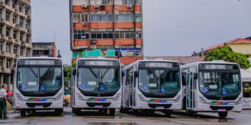 Cícero Lucena entrega 20 novos ônibus para o transporte coletivo da Capital e reafirma compromisso de seguir avançando na mobilidade urbana