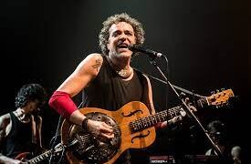 Paulinho Moska celebra 30 anos de carreira na quinta (14) no Seis e Meia