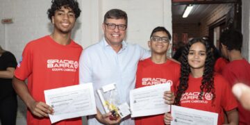 Prefeitura entrega incentivos financeiros a mais de 40 atletas locais