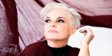 Isabella Taviani leva a turnê ‘Voz e Violão’ no Seis e Meia