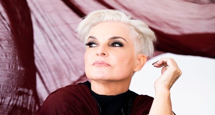 Isabella Taviani leva a turnê ‘Voz e Violão’ no Seis e Meia