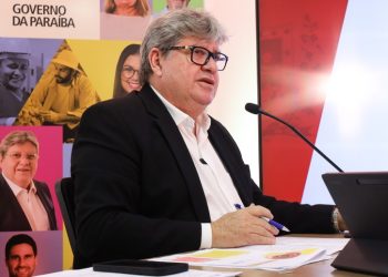 João Azevêdo anuncia R$ 2,24 bilhões em pagamento das folhas de novembro e dezembro, 2ª parcela do 13º, abono natalino e prêmios da Educação