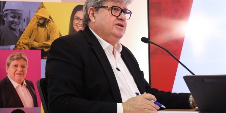 João Azevêdo anuncia R$ 2,24 bilhões em pagamento das folhas de novembro e dezembro, 2ª parcela do 13º, abono natalino e prêmios da Educação