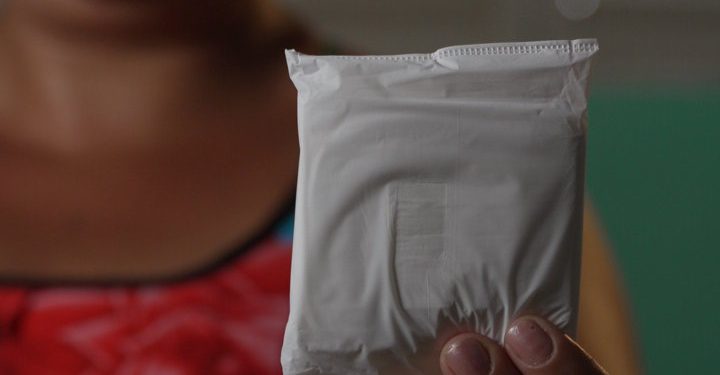 Cabedelo reforça programa que fornece absorventes higiênicos para alunas da rede municipal de ensino e mulheres em situação de rua ou vulnerabilidade extrema