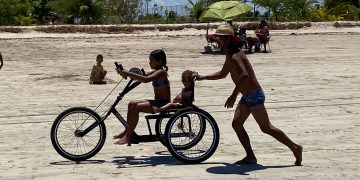 Cabedelo promove dia de “Praia Acessível” para encerrar Semana de Inclusão Social da Pessoa com Deficiência