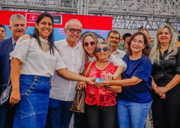 Cícero Lucena entrega cartões do Pão e Leite e anuncia aumento do benefício para R$ 70