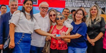 Cícero Lucena entrega cartões do Pão e Leite e anuncia aumento do benefício para R$ 70