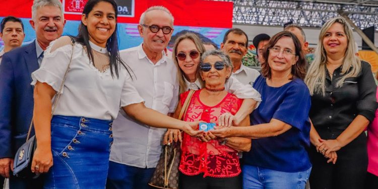 Cícero Lucena entrega cartões do Pão e Leite e anuncia aumento do benefício para R$ 70