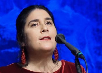 Nesta quinta (07), cantoras Mônica Salmaso e Clara Bione encerram a temporada 2023 do Projeto Seis e Meia