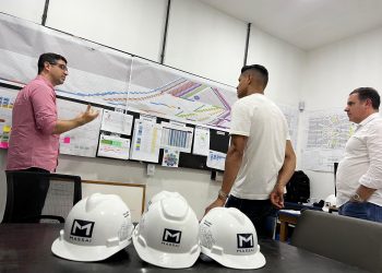 De férias no Brasil, jogador Douglas Santos visita seu maior investimento na Paraíba