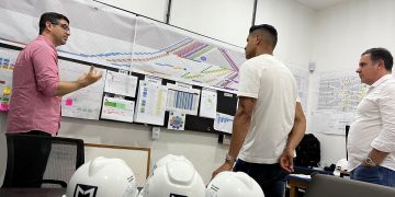 De férias no Brasil, jogador Douglas Santos visita seu maior investimento na Paraíba