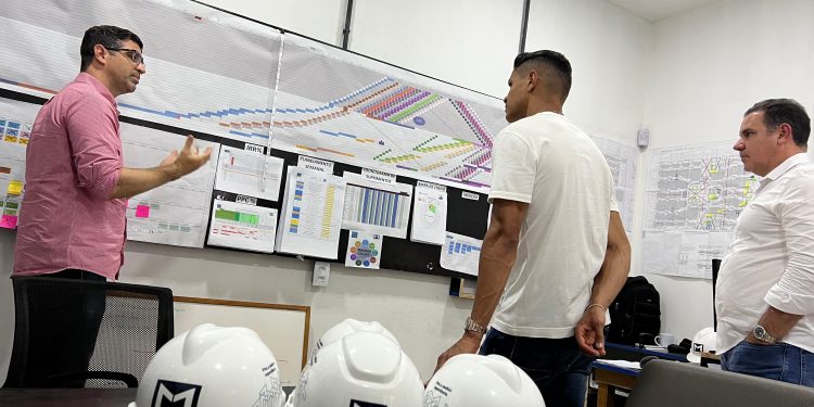 De férias no Brasil, jogador Douglas Santos visita seu maior investimento na Paraíba