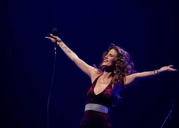 Domingo (24) tem show “Ana Cañas canta Belchior” no Teatro Paulo Pontes