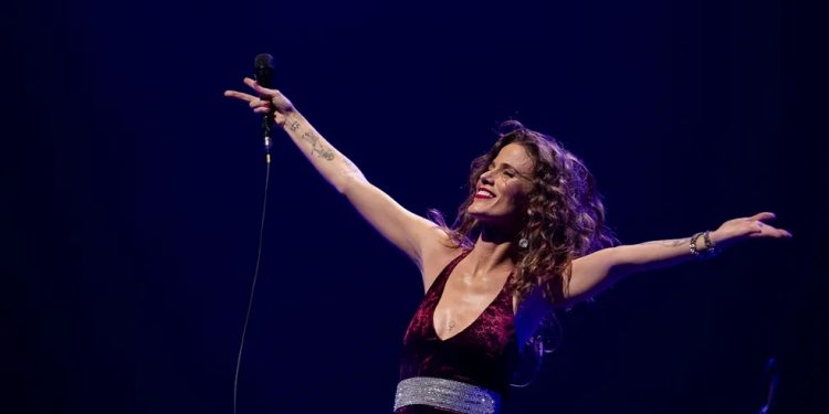 Domingo (24) tem show “Ana Cañas canta Belchior” no Teatro Paulo Pontes