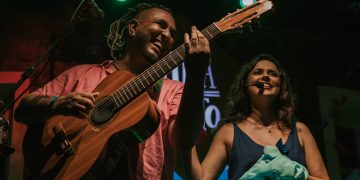 O show poético-musical festeja uma amizade de mais de vinte anos e a trajetória de dois artistas: Pedro Paz e Mayra Montenegro