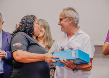 Prefeitura entrega 250 novos Chromebooks, elevando para 17 mil aparelhos que auxiliam professores e alunos nas salas de aulas do Município