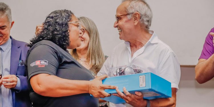 Prefeitura entrega 250 novos Chromebooks, elevando para 17 mil aparelhos que auxiliam professores e alunos nas salas de aulas do Município