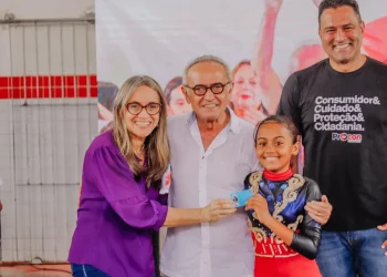 Cícero Lucena entrega mais de 500 carteiras estudantis gratuitas para alunos da Rede Municipal de Ensino