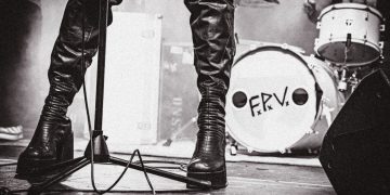 Fresno e Pabllo Vittar criam banda fictícia no videoclipe de “Eu Te Amo / Eu Te Odeio (IO-IO)”