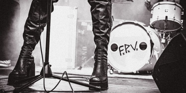 Fresno e Pabllo Vittar criam banda fictícia no videoclipe de “Eu Te Amo / Eu Te Odeio (IO-IO)”