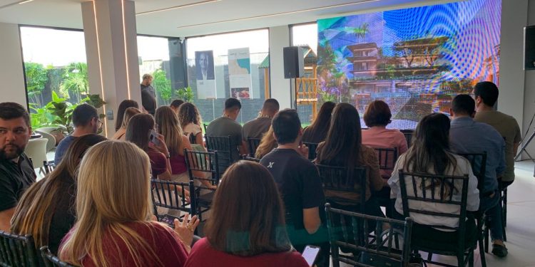 Corretores de imóveis se conectam com detalhes do Artus Vivence, empreendimento de estreia da construtora GHC
